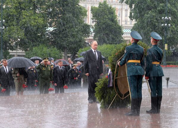 الرئيس الروسي فلاديمير بوتين ورئيس الوزراء الروسي دميتري مدفيديف يشاركان في وضع أكاليل الزهور على ضريح الجندي المجهول في حديقة ألكسندر، موسكو - سبوتنيك عربي