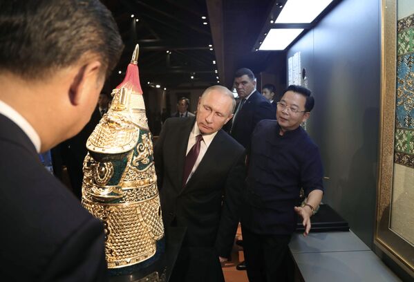 الرئيس الروسي فلاديمير بوتين في متحف التراث الثقافي أثناء زيارة عمل إلى الصين 3 سبتمبر/ أيلول 2017 - سبوتنيك عربي