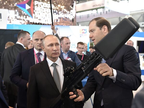 الرئيس فلاديمير بوتين في المعرض العسكري الدولي إنوبروم-2017 في يكاترينبورغ، روسيا 10يوليو/ تموز 2017 - سبوتنيك عربي