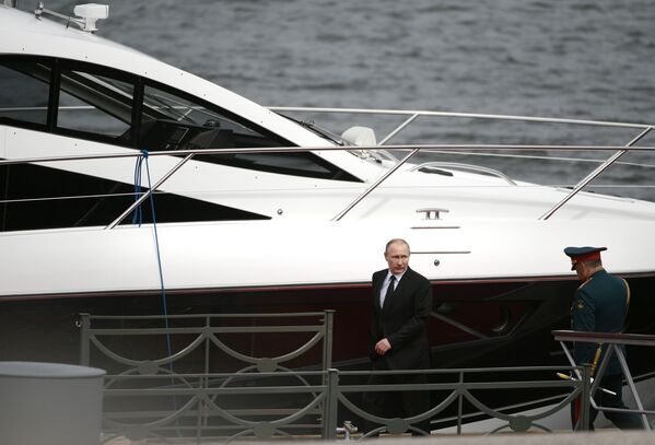الرئيس فلاديمير بوتين بعد مشاركته في عرض عسكري بحري بمناسبة يوم تأسيس الأسطول البحري الروسي في سان بطرسبورغ، روسيا 30 يوليو/ تموز 2017 - سبوتنيك عربي