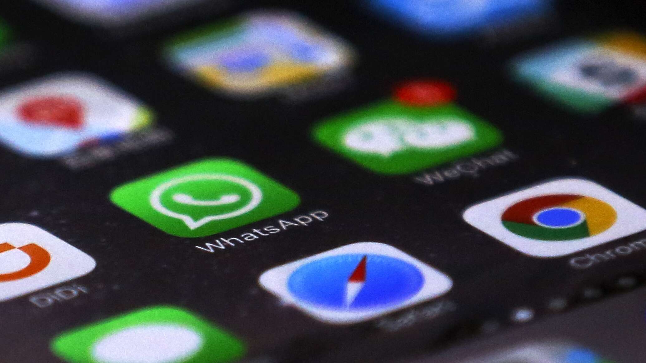 إعلام: منع أعضاء الحكومة الفرنسية من استخدام "واتسآب" و"تلغرام"
