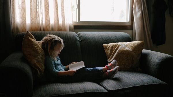 علماء يكشفون أسباب صعوبة القراءة عند الأطفال - سبوتنيك عربي