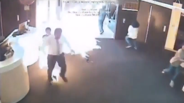عميل يشعل النار في بنك - سبوتنيك عربي