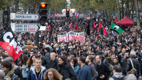 تشهد باريس عددا من المظاهرات التي تنظمها نقابات القطاع العام، بالإضافة لسلسلة إضرابات، اعتراضا على التعديلات والمقررات التي اعتمدتها حكومة الرئيس إمانويل ماكرون والمتعلقة بالقطاع العام، فرنسا 10 أكتوبر/ تشرين الأول 2017 - سبوتنيك عربي