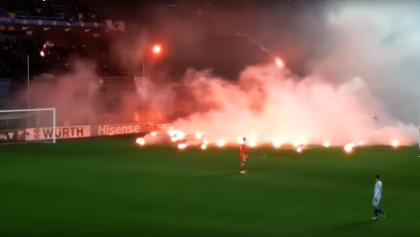 جمهور منتخب البوسنة يحرق الملعب بعد فشلهم في التأهل لنهائيات كأس العالم 2018 - سبوتنيك عربي