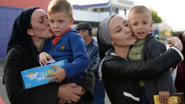 وصول أطفال روس، الذين تم انقاذهم في العراق، إلى مطار غروزني، الشيشان - سبوتنيك عربي