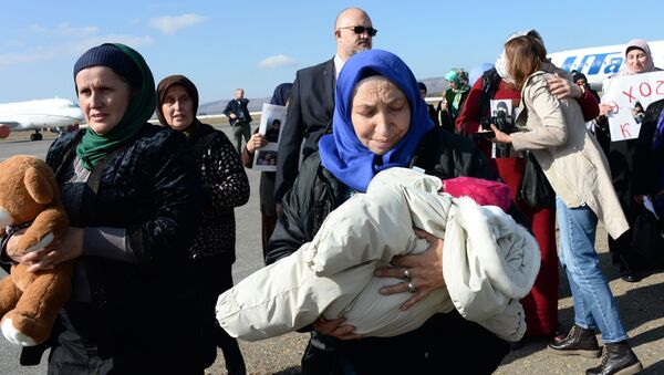 وصول أطفال روس، الذين تم انقاذهم في العراق، إلى مطار غروزني، الشيشان - سبوتنيك عربي