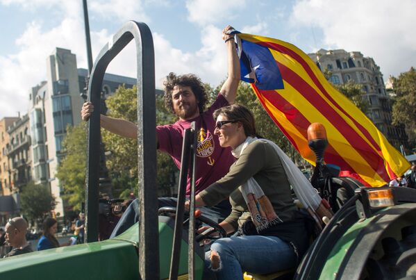 سكان برشلونة في انتظار إعلان البرلمان نتائج الاستفتاء حول استقلال كتالونيا - سبوتنيك عربي