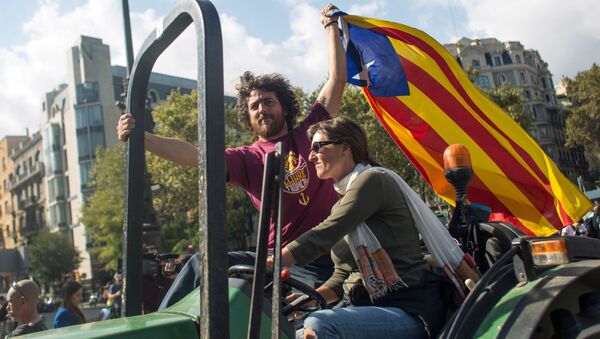 سكان برشلونة في انتظار إعلان البرلمان نتائج الاستفتاء حول استقلال كتالونيا - سبوتنيك عربي