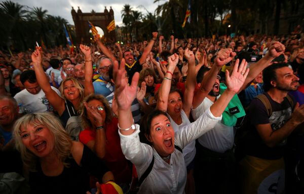 تفاعل المواطنين لدى مشاهدتهم لجلسة البرلمان الكتالوني على شاشة عملاقة أثناء مسيرة مؤيدة للاستقلال فى برشلونة، إسبانيا، 10 أكتوبر/ تشرين الأول2017 - سبوتنيك عربي