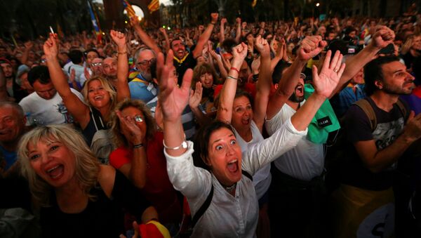 تفاعل المواطنين لدى مشاهدتهم لجلسة البرلمان الكتالوني على شاشة عملاقة أثناء مسيرة مؤيدة للاستقلال فى برشلونة، إسبانيا، 10 أكتوبر/ تشرين الأول2017 - سبوتنيك عربي