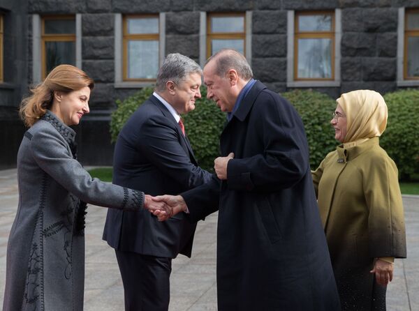 الرئيس التركي رجب طيب أردوغان وزوجته أمينة والرئيس الأوكراني بيوتر بوروشينكو وزوجته مارينا خلال زيارتهما إلى كييف، أوكرانيا - سبوتنيك عربي