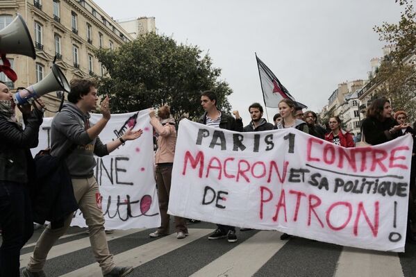 متظاهرون خلال الاحتجاجات والإضراب العامل في باريس، فرنسا - سبوتنيك عربي