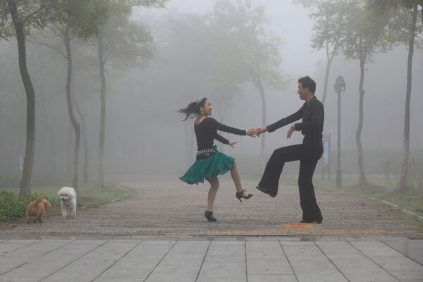 شخصان يرقصان في حديقة هوایان، الصين 10 أكتوبر/ تشرين الأول 2017 - سبوتنيك عربي