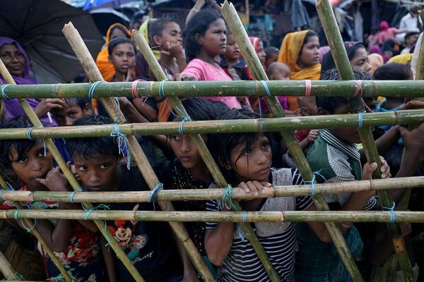 لاجئو الروهينغا ينتظرون تلقي المساعدات الإنسانية في مخيم للاجئين في كوكس بازار، بنغلادش 8 أكتوبر/ تشرين الأول 2017 - سبوتنيك عربي