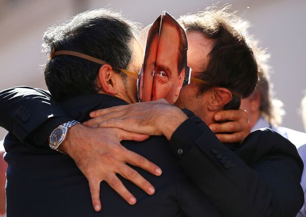رجلان يرتديان قناعا رئيس الوزراء السابق سيلفيو برلوسكوني وماتيو رينزي، وذلك خلال احتجاجات أمام قصر مونتيسيتوري الحكومي في روما، إيطاليا 11 أكتوبر/ تشرين الأول 2017 - سبوتنيك عربي