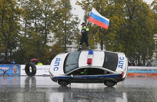 مسابقة رياضية لسيارات الشرطة الروسية بمناسبة يوم أفراد الداخلية الروسية - سبوتنيك عربي