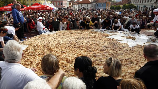 طهاة في البوسنا يصنعون أكبر فطيرة بوريك في العالم لتدخل موسوعة غينيس - سبوتنيك عربي