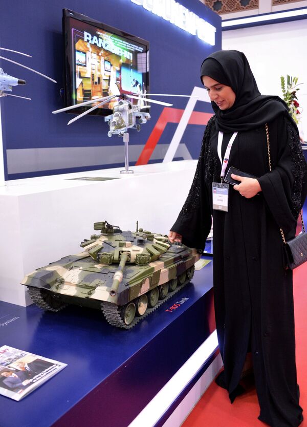 المعرض العسكري الدولي في البحرين (BIDEC-2017) - زائرة تتفقد نموذج الدبابة الروسية تي-90 إس المعروض لدى الشركة الروسية روس أوبورن إكسبيرت - سبوتنيك عربي