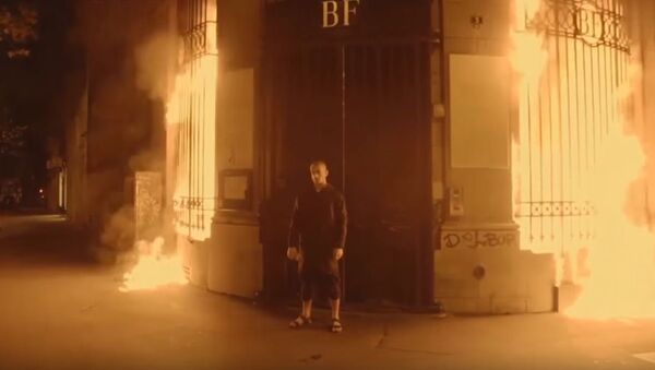 فنان روسي يشعل النارفي بنك فرنسي - سبوتنيك عربي