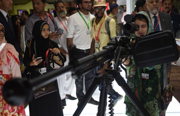 زائرات في المعرض العسكري الدولي IDEAS  في باكستان - سبوتنيك عربي