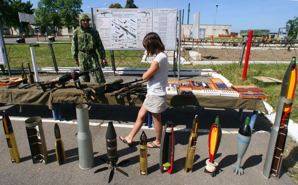 فتاة في المعرض العسكري لسلاح أسطول بحر البلطيق، روسيا - سبوتنيك عربي