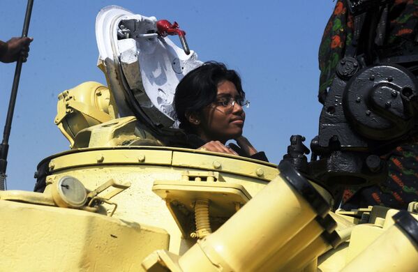 فتاة داخل الدبابة الروسية تي-72 في معرض لسلاح الجيش الهندي في كلكتا، الهند - سبوتنيك عربي