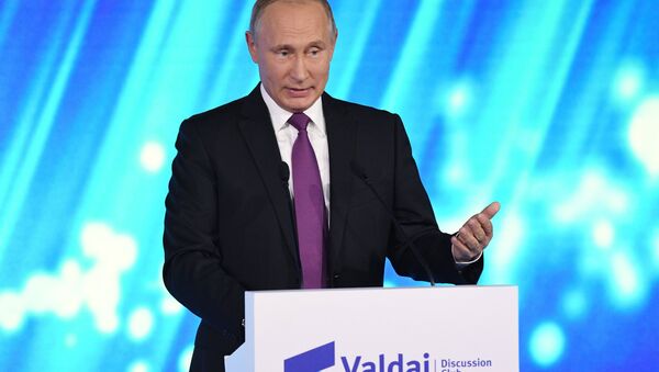 الرئيس الروسي فلاديمير بوتين يلقي كلمة في منتدى فالداي الدولي - سبوتنيك عربي
