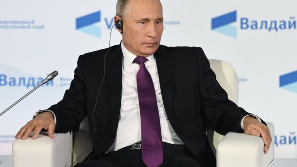الرئيس الروسي فلاديمير بوتين يلقي كلمة في منتدى فالداي الدولي - سبوتنيك عربي