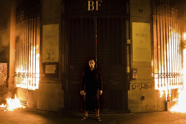 فنان روسي بيوتر بافلنسكي قام بإشعال النار في مبنى بنك فرنسا في ساحة الباستيل بباريس، قبل أن تلقي الشرطة القبض عليه 16 أكتوبر/ تشرين الأول 2017 - سبوتنيك عربي