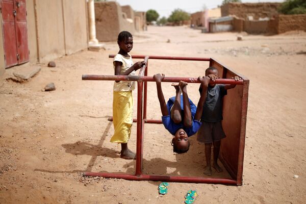 أطفال يلعبون في غاو، مالي 14 أكتوبر/ تشرين الأول 2017 - سبوتنيك عربي