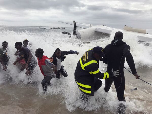 رجال فريق الإنقاذ يخرجون حطام طائرة بالقرب من المطار الدولي بمدينة أبيدجان، في كوت ديفوار (ساحل العاج)، 14 أكتوبر/ تشرين الأول 2017 - سبوتنيك عربي