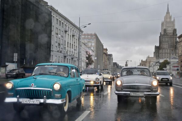 سيارات غ أ ز-21 (فولغا) خلال مسيرة للسيارات العريقة في شوارع موسكو، روسيا - سبوتنيك عربي