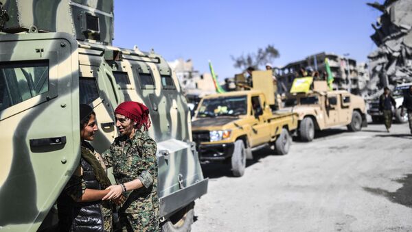 النساء الكرديات في القوات الديموقراطية السورية المشاركة في تحرير الرقة، سوريا 19 أكتوبر/ تشرين الأول 2017 - سبوتنيك عربي