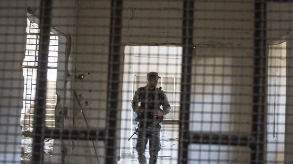 أحد أعضاء قوات سوريا الديمقراطية داخل سجن بناه مقاتلو داعش في مدينة الرقة  - سبوتنيك عربي