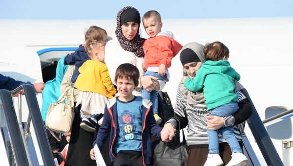 وصل أطفال روس من سوريا إلى مطار غروزني في الشييان - سبوتنيك عربي