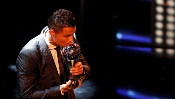 رونالدو يستلم جائزة أفضل لاعب لعام 2017 - سبوتنيك عربي