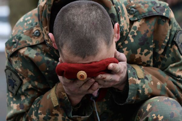 جندي من وحدة القوات الخاصة التابعة للخدمة الاتحادية في الحرس الوطني لروسيا الاتحادية أثناء مراسم توزيع قبعات المارون والقبعات الخضراء في منطقة نوفوسيبيرسك - سبوتنيك عربي