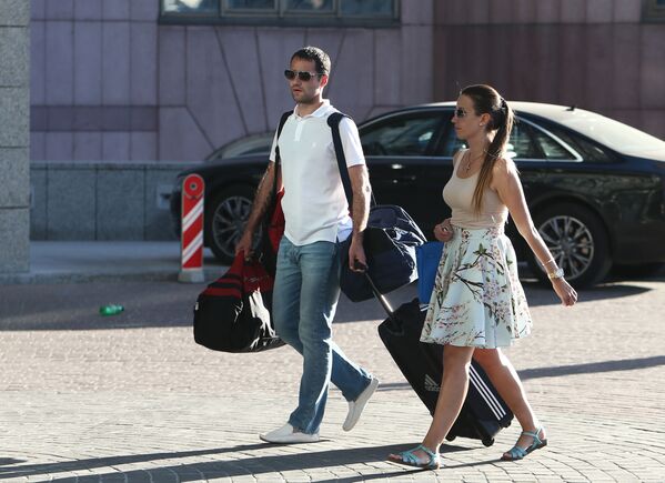 لاعب كرة قدم لفريق كراسنودار الروسي رومان شيروكوف وزوجته يكاتيرينا - سبوتنيك عربي