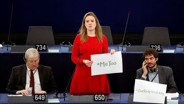 عضو البرلمان الأوروبي تيري رينتك تحمل لافتة الهاشتاغ مي تو خلال مناقشة التدابير الوقائية ضد التحرش الجنسي - سبوتنيك عربي