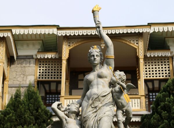 تمثال لـ إلهة الليل، نافورة مياه في مركز صحي غورزوفسكي في مدينة غورزوف - سبوتنيك عربي
