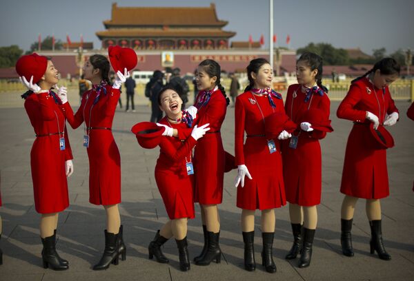 الفتيات المضيفات خلال الاستعداد لمراسم افتتاح المؤتمر التاسع عشر للحزب الشيوعي في بكين، الصين 20 أكتوبر/ تشرين الأول 2017 - سبوتنيك عربي