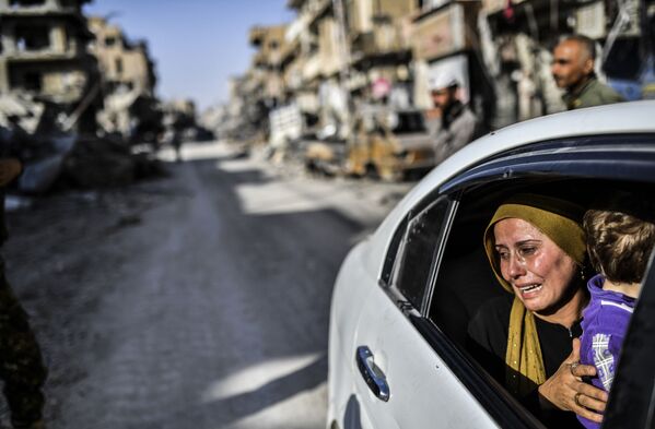 امرأة بعد رجوعها إلى مدينة الرقة بعد تحريرها، سوريا 20 أكتوبر/ تشرين الأول 2017 - سبوتنيك عربي