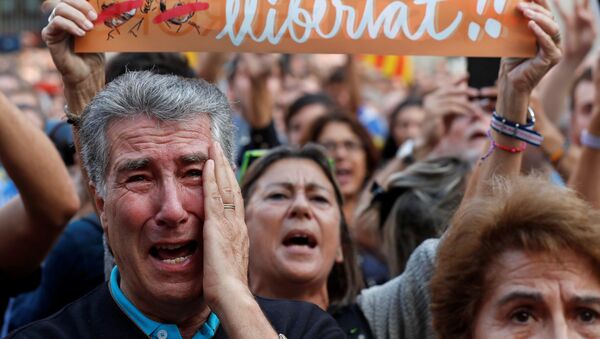 مواطنون في كتالونيا بعد إعلان الاستقلال - سبوتنيك عربي