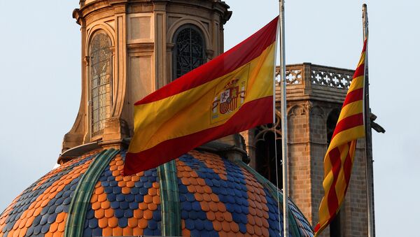أعلام كتالونيا وإسبانيا على مقر الحكومة الكتالونية - سبوتنيك عربي