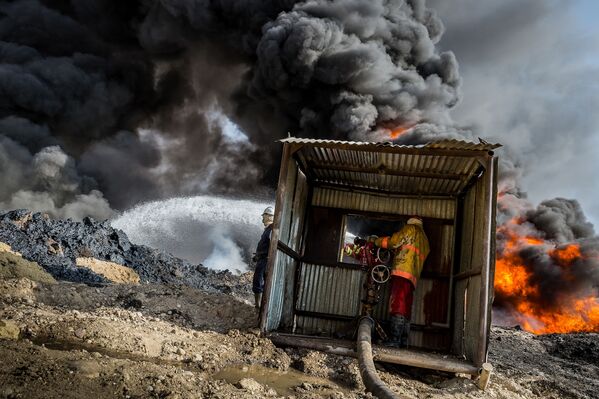 مسابقة التصوير البيئي لعام 2017 - صورة بعنوان Qayyarah burning oil fields (اشتعال حقول القيارة النفطية) للمصور أليساندرو روتا - سبوتنيك عربي