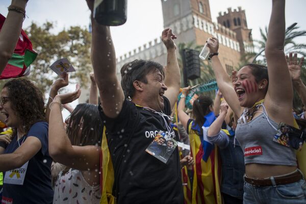 مظاهرة لأنصار استقلال كتالونيا أمام مبنى البرلمان الكتالوني - سبوتنيك عربي