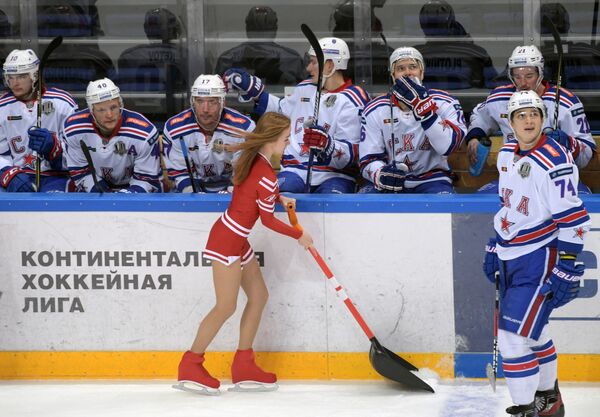 فتاة من فريق التشجيع خلال دوري القارات للعبة الهوكي في مباراة بين سبارتاك موسكو و سكا سك سان بطرسبورغ - سبوتنيك عربي