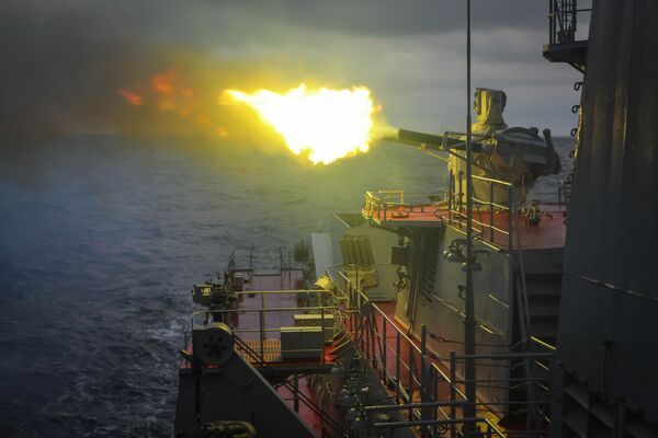 مناورات لأسطول بحر قزوين - إطلاق نار من مدفعية بالاش المضادة للطائرات - سبوتنيك عربي