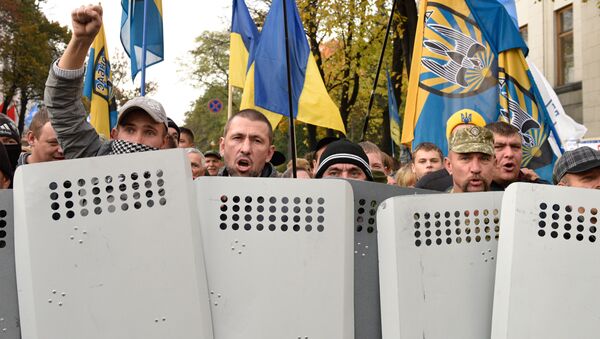 المشاركون في مسرة احتجاجية من أمام مبنى البرلمان الأوكراني رادا في كييف، أوكرانيا - سبوتنيك عربي